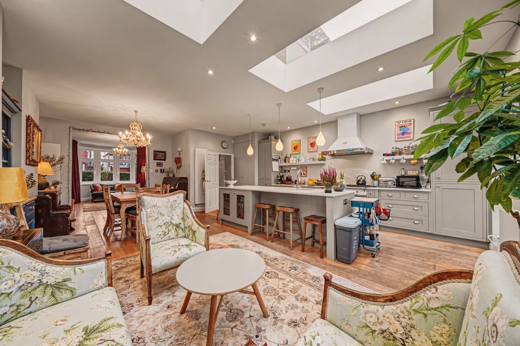 Property photo 2 of 18 4830042