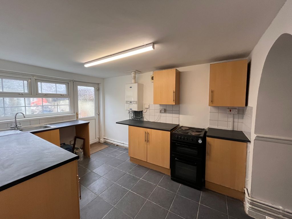 Property photo 2 of 7 Kitchen