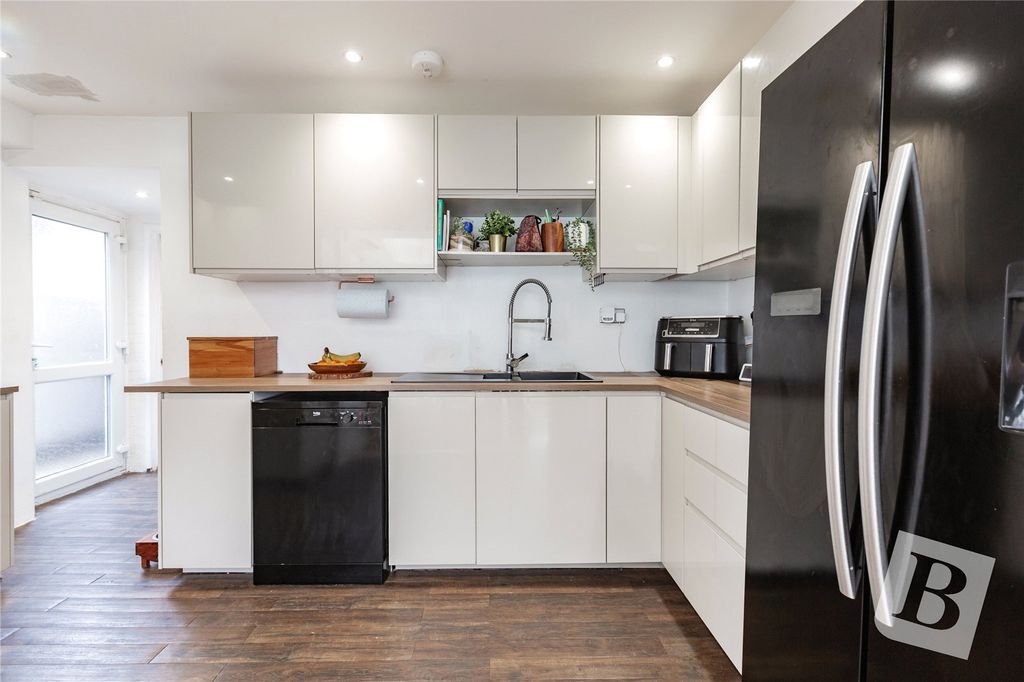 Property photo 3 of 19 Kitchen