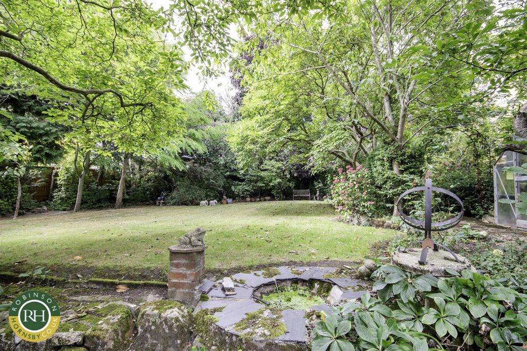 Property photo 2 of 31