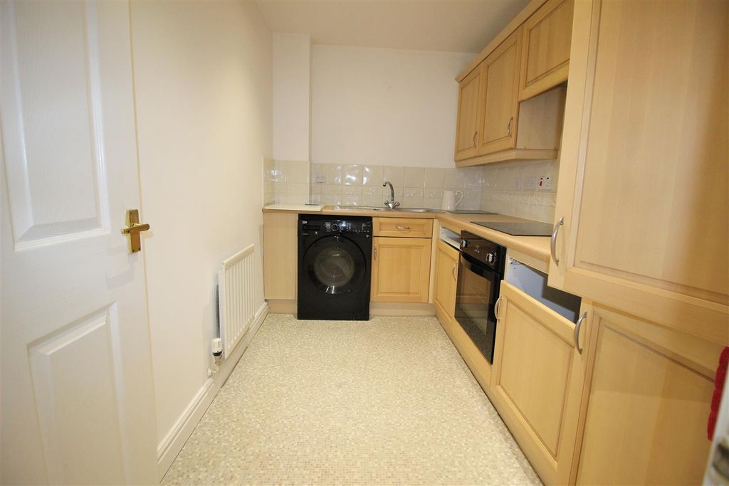 Property photo 3 of 8 Kitchen