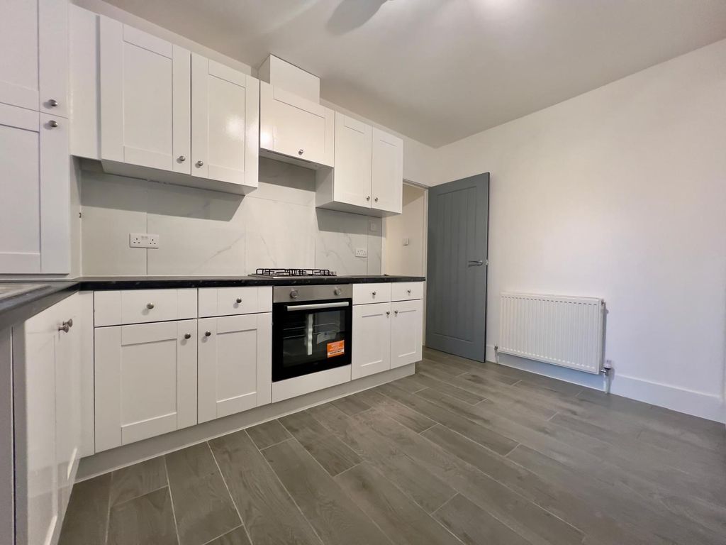 Property photo 2 of 11 243Mineheadcourtkitchen2