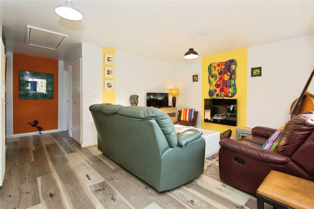 Property photo 3 of 18 Lounge