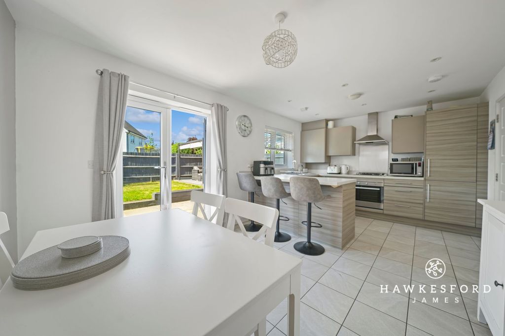 Property photo 2 of 15 Eveas Drive, Sittingbourne - Kitchen Diner