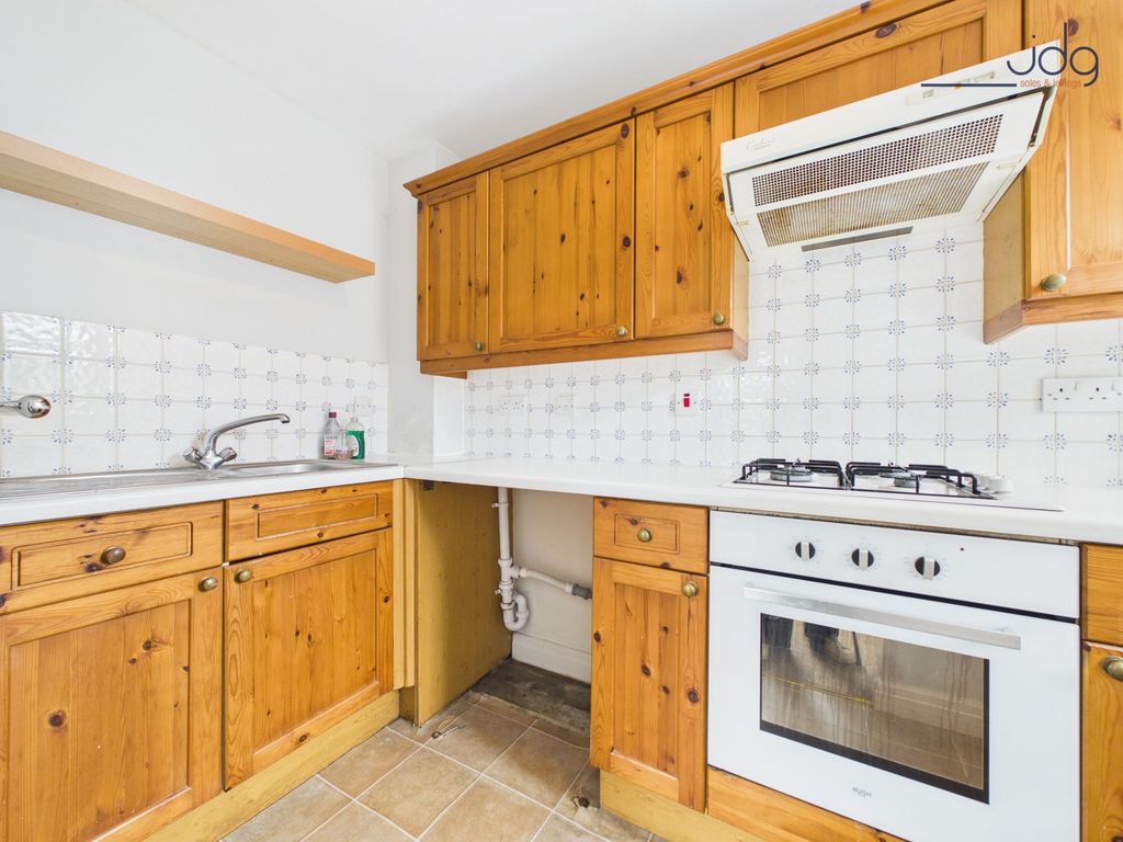 Property photo 3 of 10 Kitchen