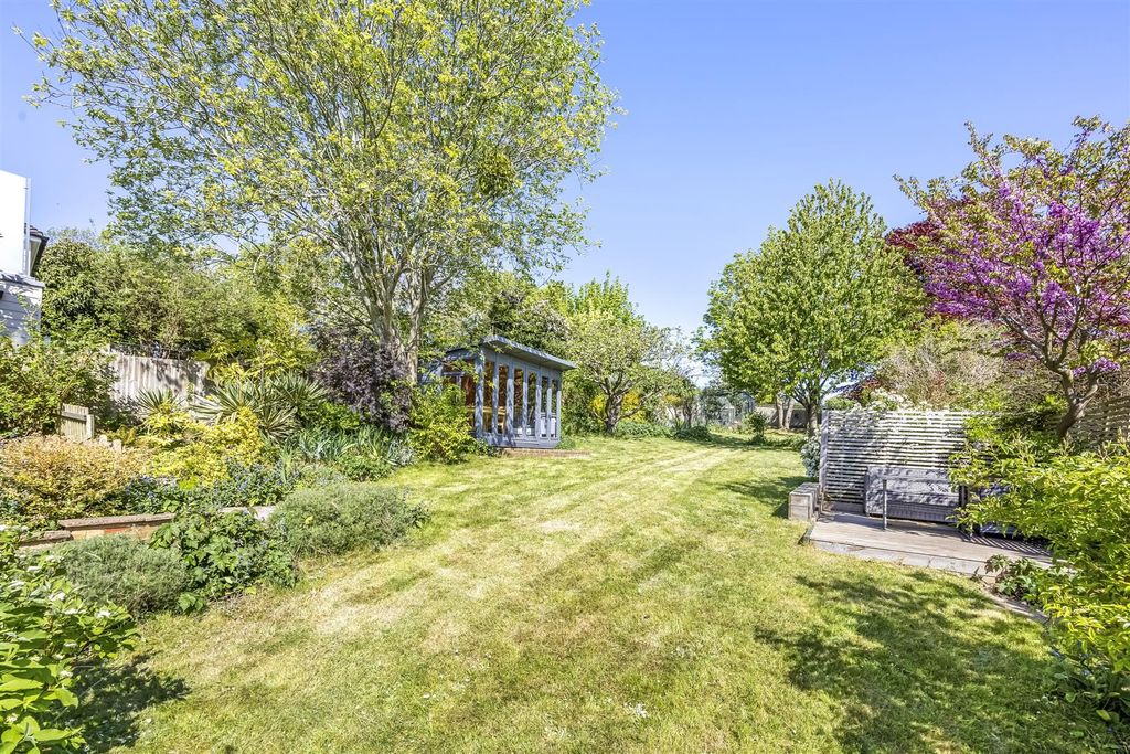 Property photo 2 of 20 Brangwyn Crescent 16-018.Jpg