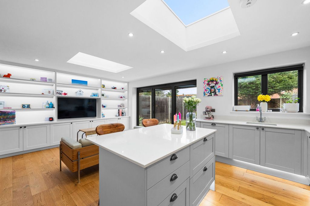 Property photo 2 of 28