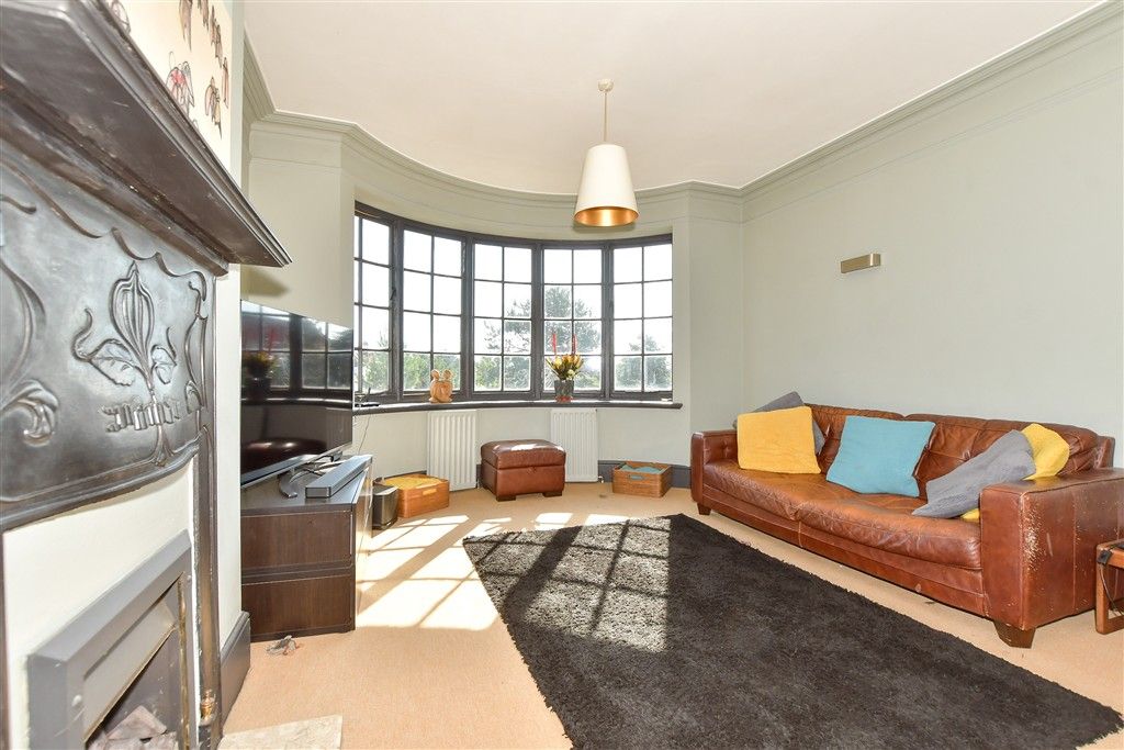 Property photo 3 of 9 Lounge