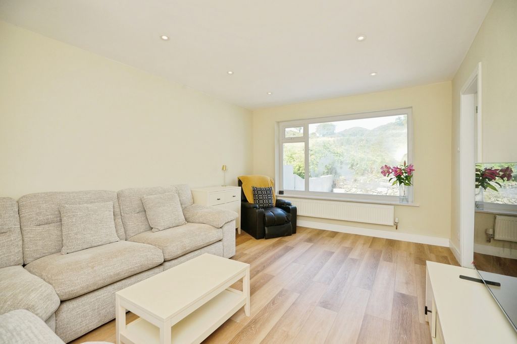 Property photo 2 of 17 Photo