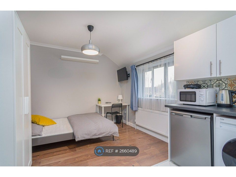 Property photo 2 of 7 Studio Room 5