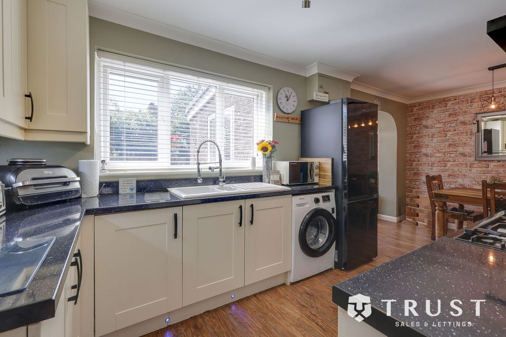 Property photo 2 of 39