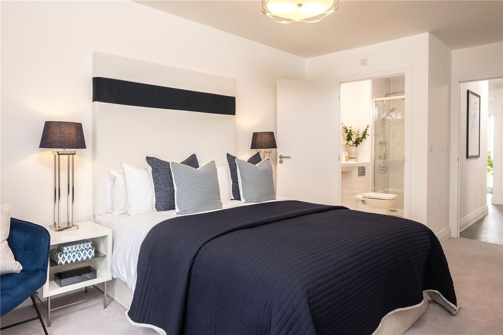 2 bed flat for saleStapleton Close, Egham, Surrey TW20 photo 4