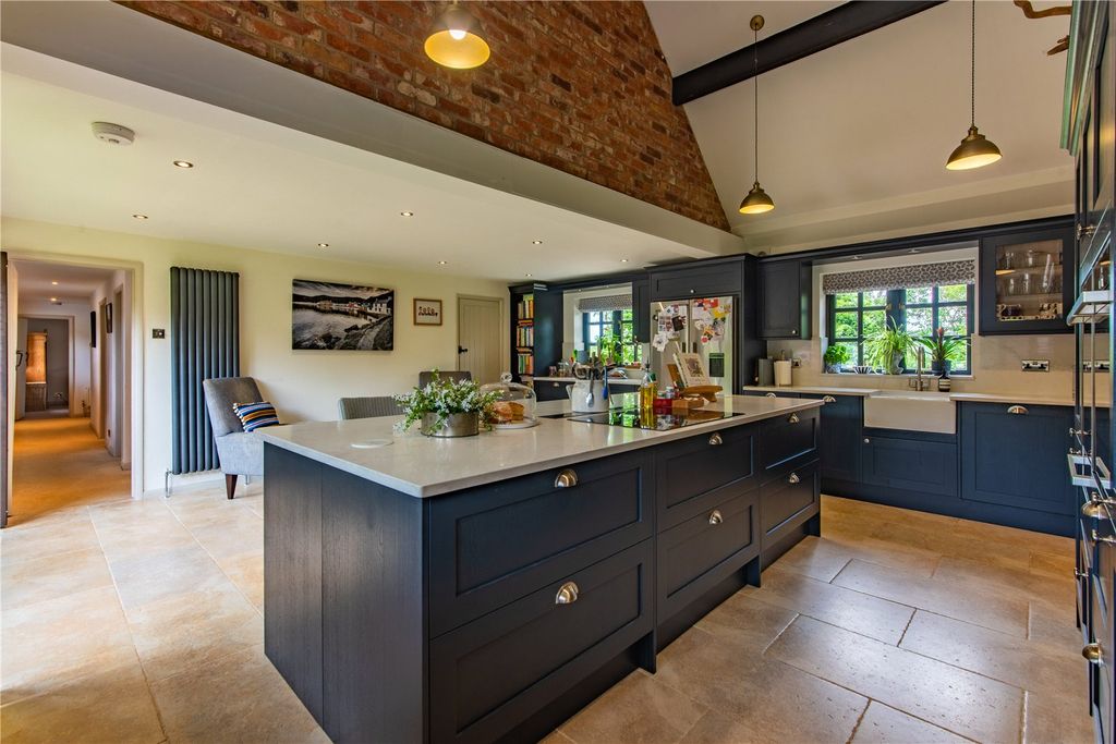 Property photo 2 of 20 Island