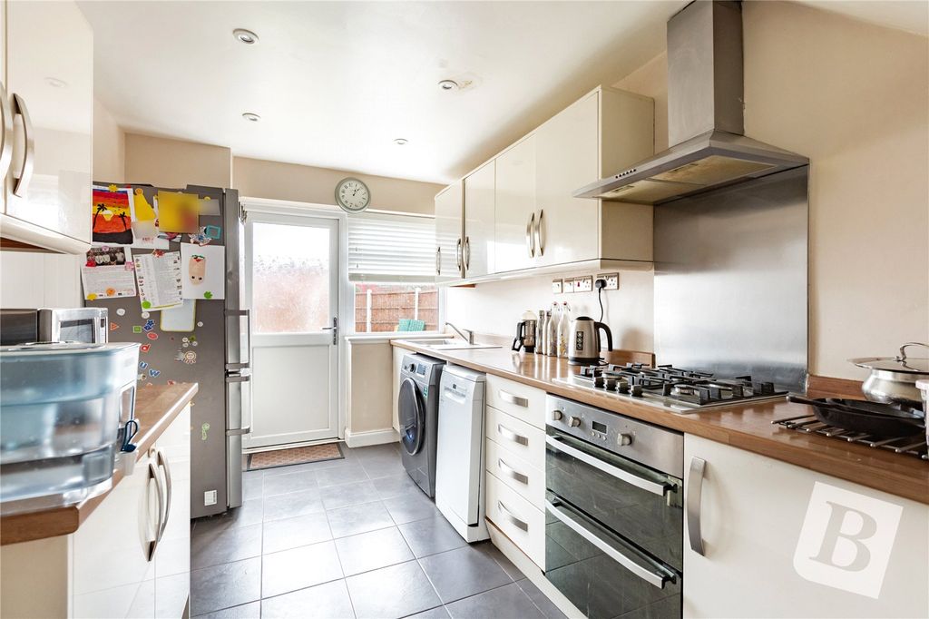 Property photo 3 of 11 Kitchen