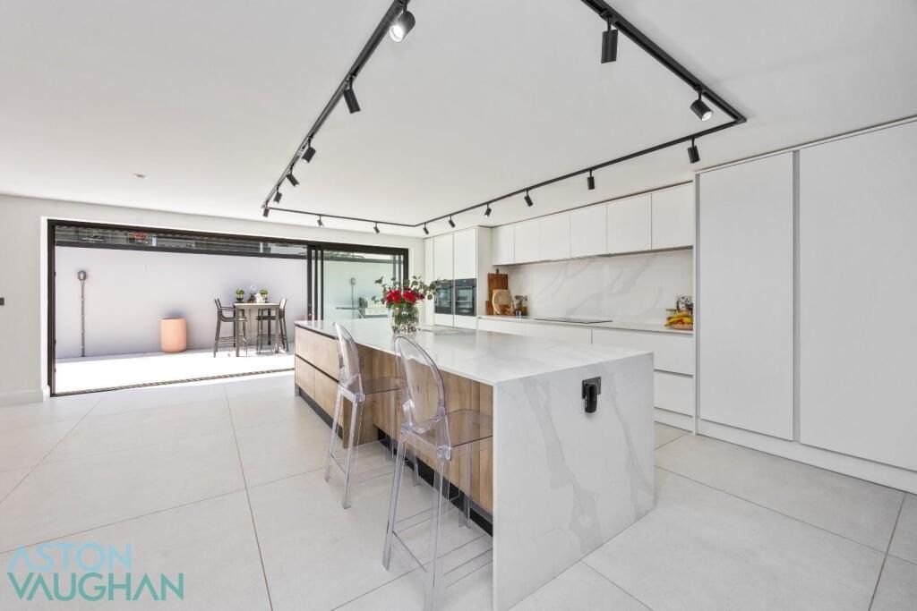 Property photo 2 of 29 4558372