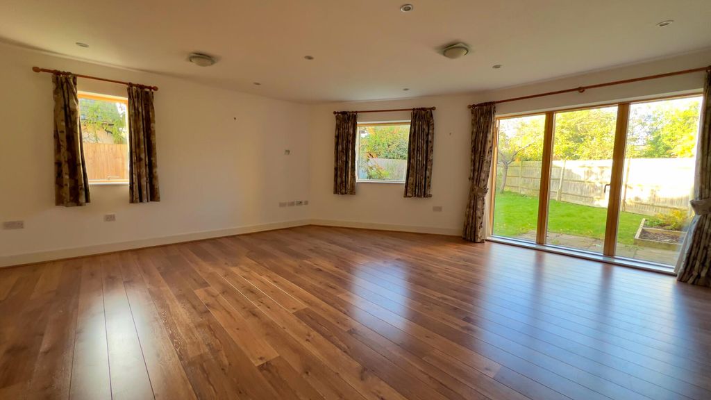 Property photo 3 of 15 Lounge Alt.Jpg