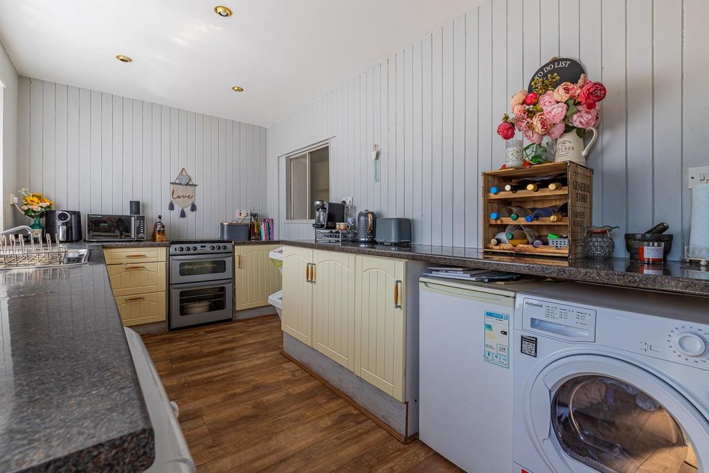 Property photo 3 of 21 Cae Glas Avenue 9-18.Jpg