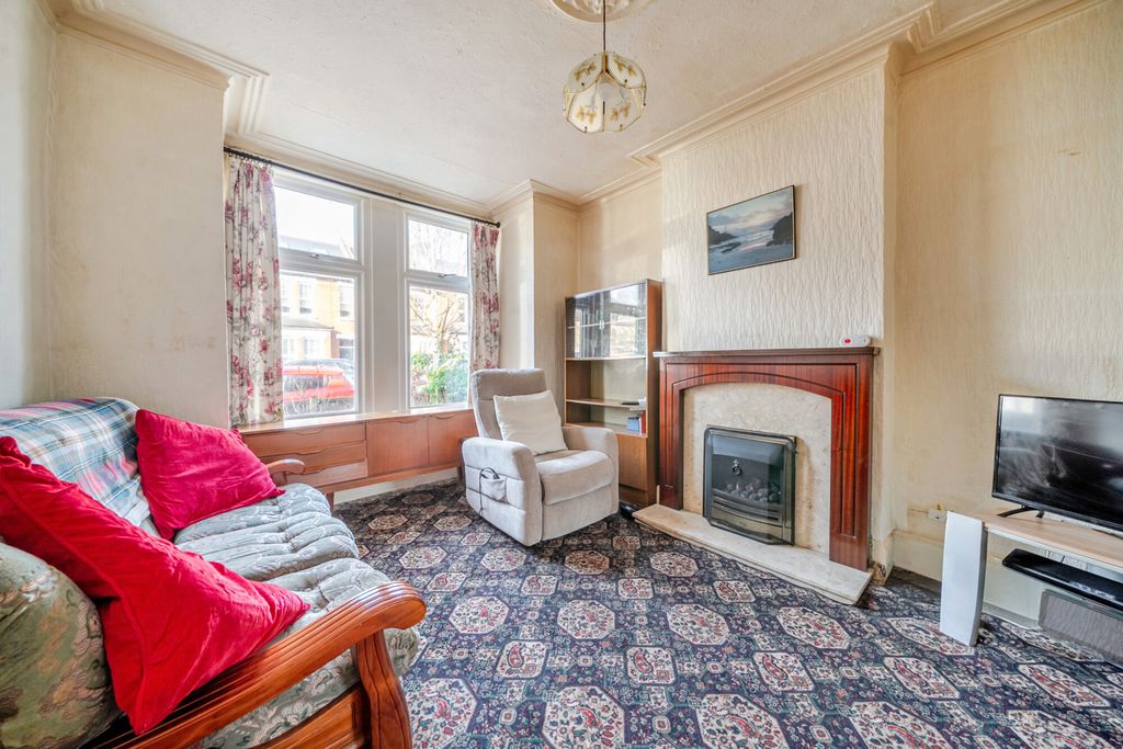 Property photo 2 of 20 1418844-15-699Ecf...