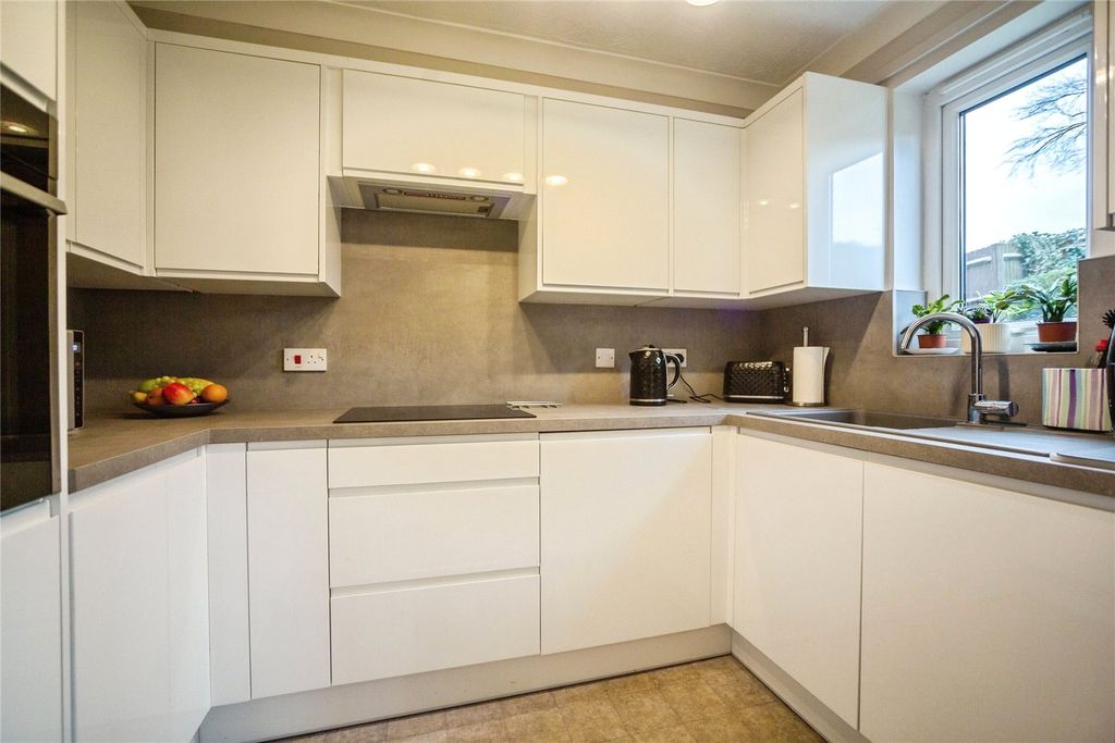 Property photo 3 of 11 Kitchen