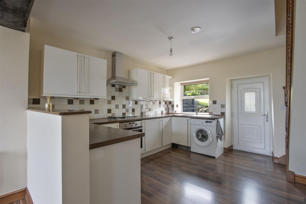 Property photo 3 of 11 Kitchen