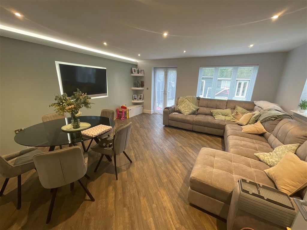 Property photo 3 of 10 Lounge