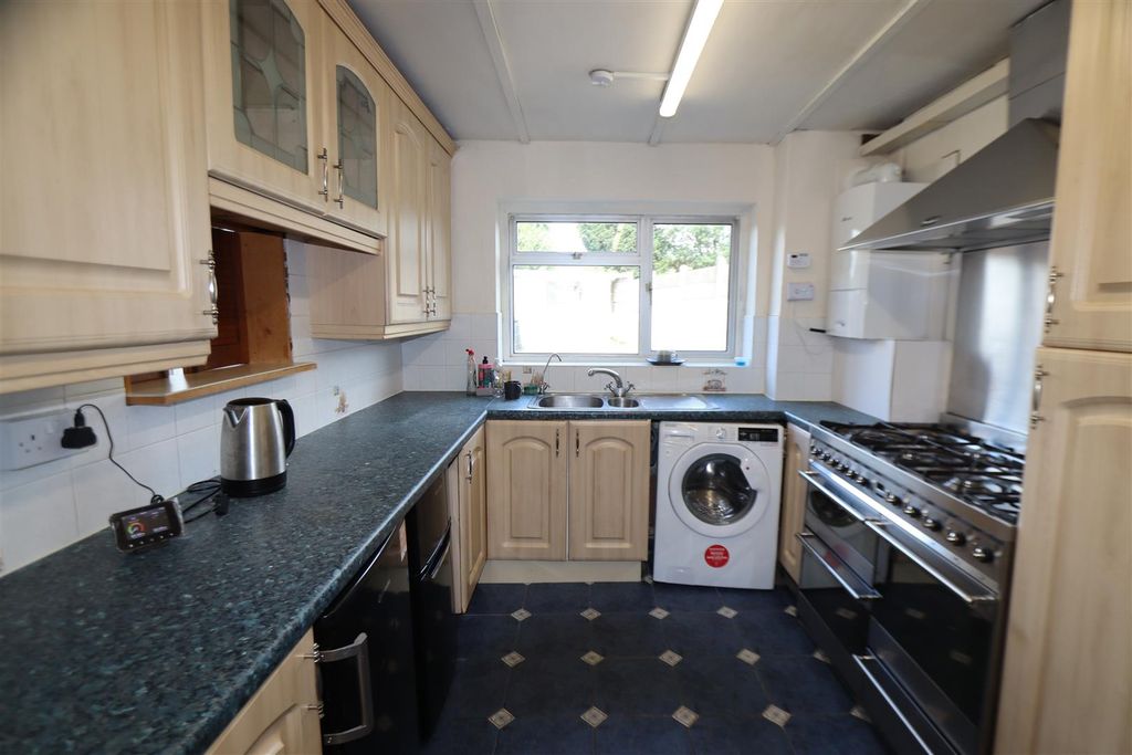 Property photo 3 of 10 Kitchen.Jpg