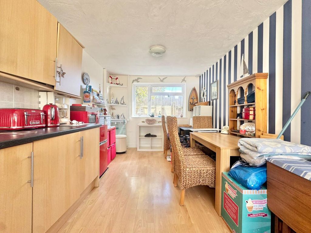 Property photo 3 of 16 Kitchen