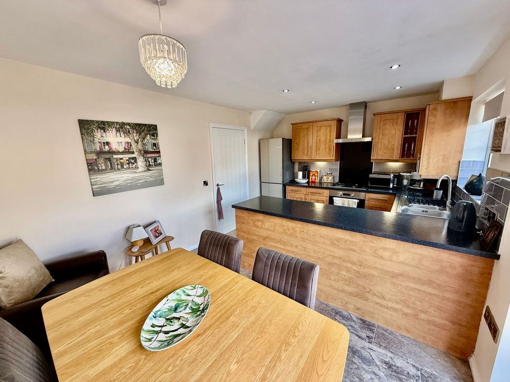 Property photo 2 of 13 A2d88769-Ec1E-4F8d-Aa24-8Bf809E2236d (1)