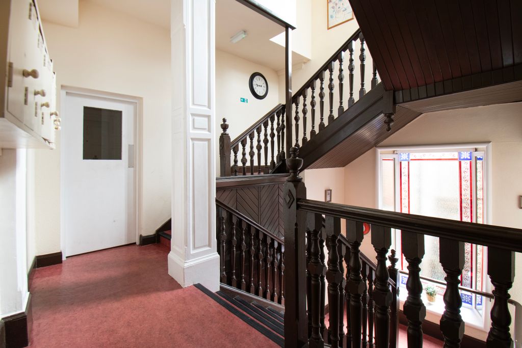 Property photo 2 of 18 Mutual Stairwell
