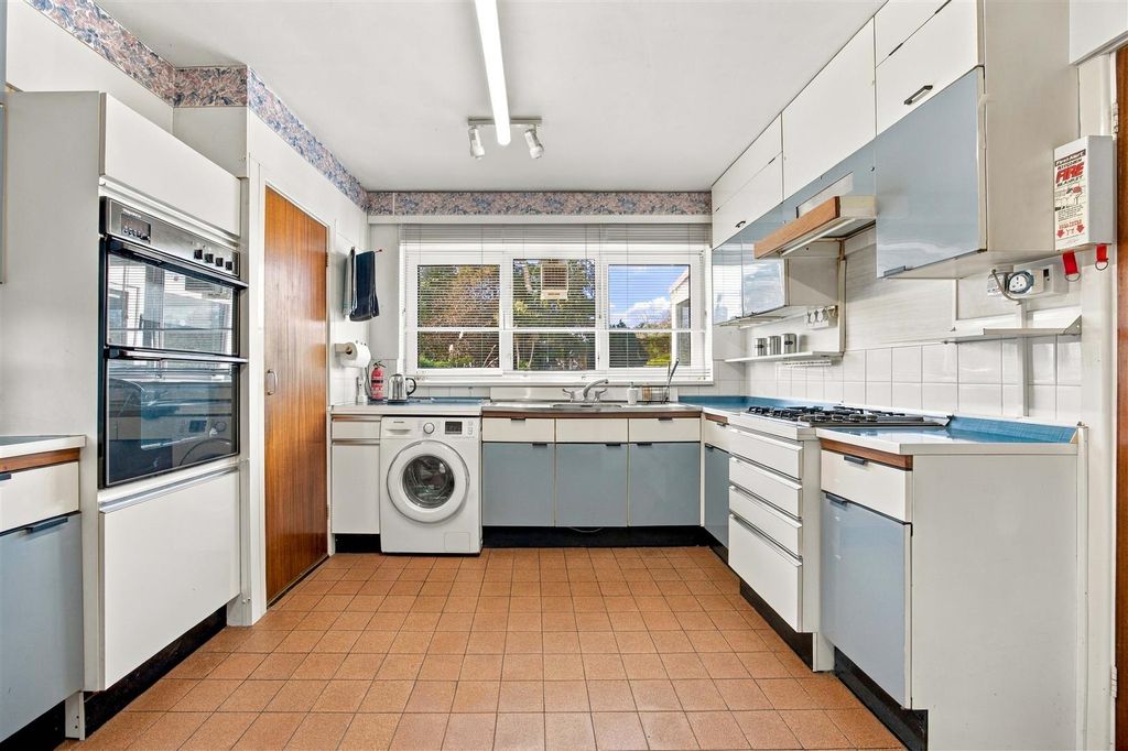 Property photo 3 of 16 Kitchen