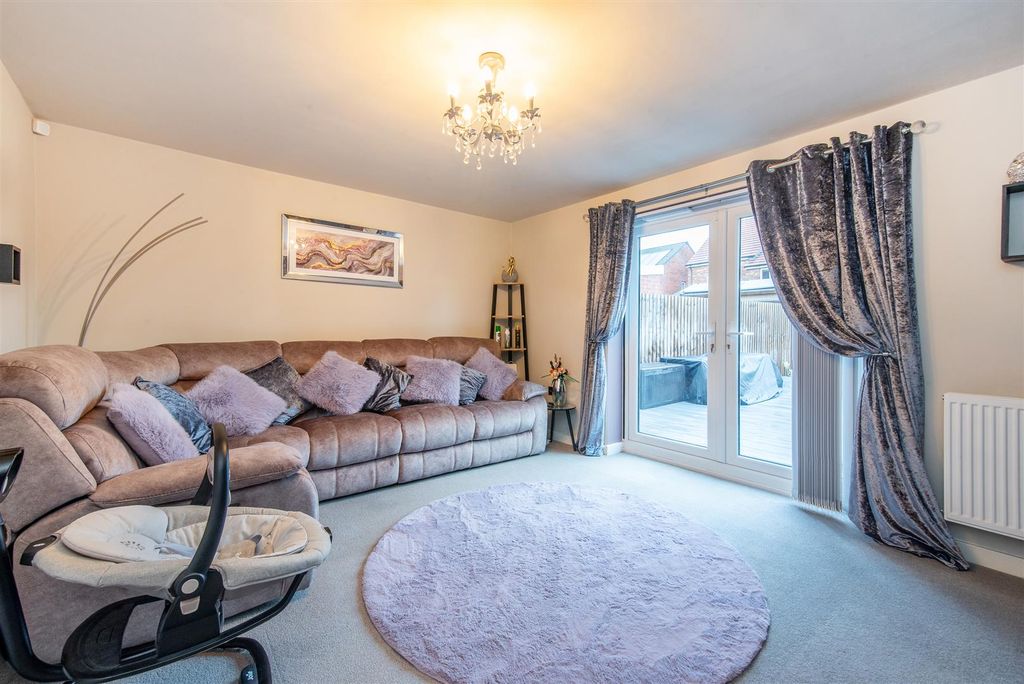 Property photo 3 of 20 Lounge