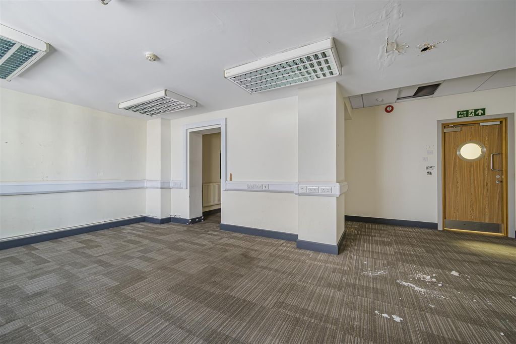 Property photo 2 of 34