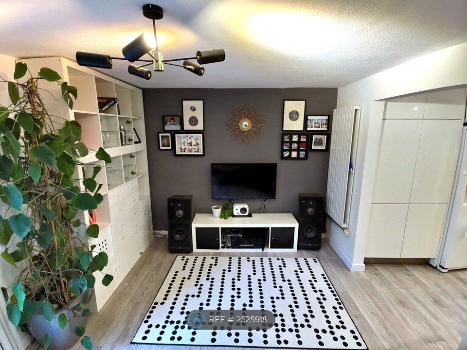 Property photo 3 of 10 Living Room