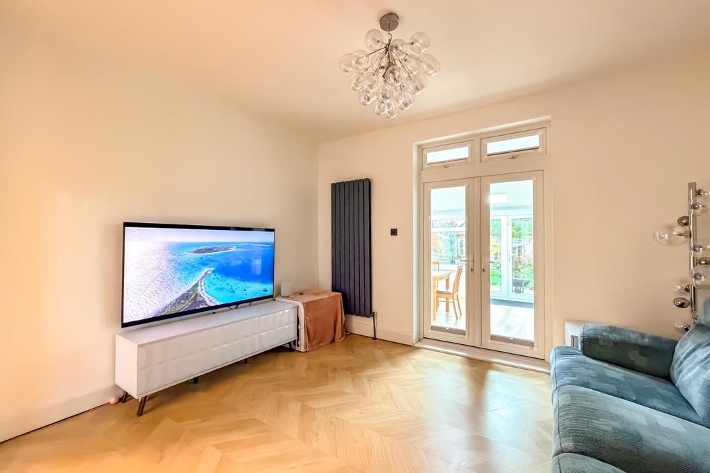 Property photo 3 of 24 Lounge