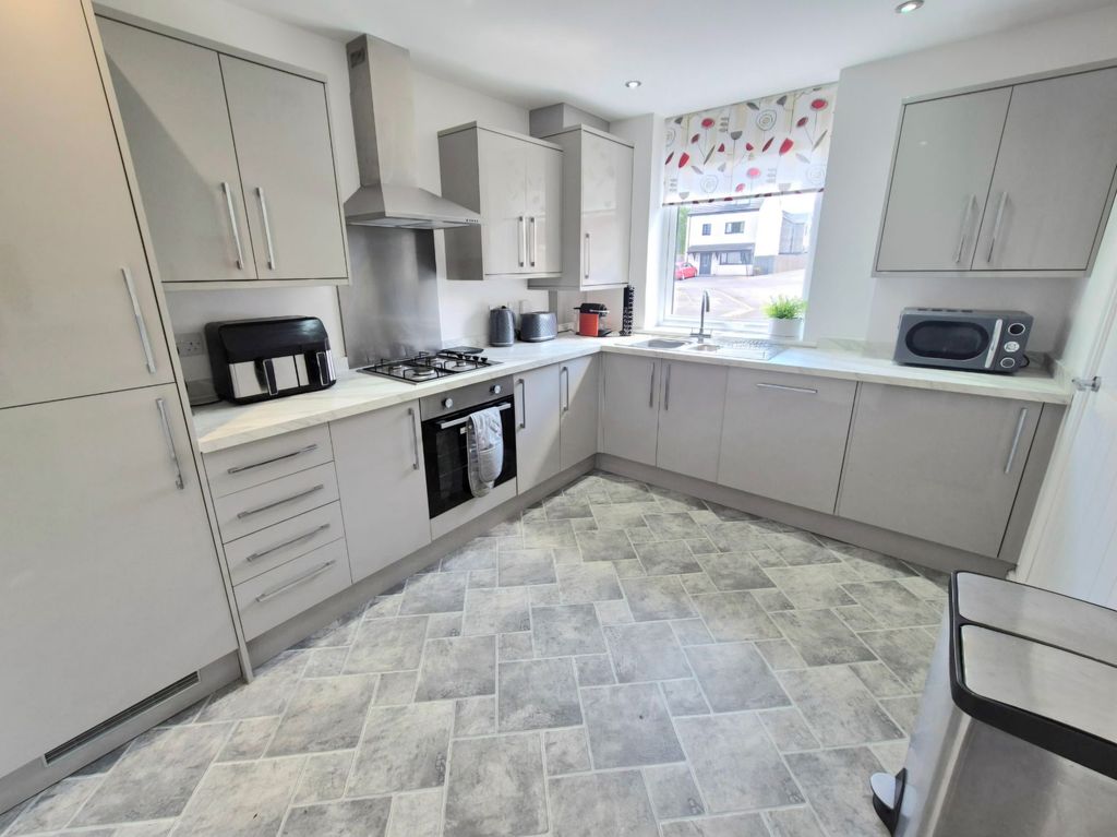 Property photo 3 of 19 Kitchen