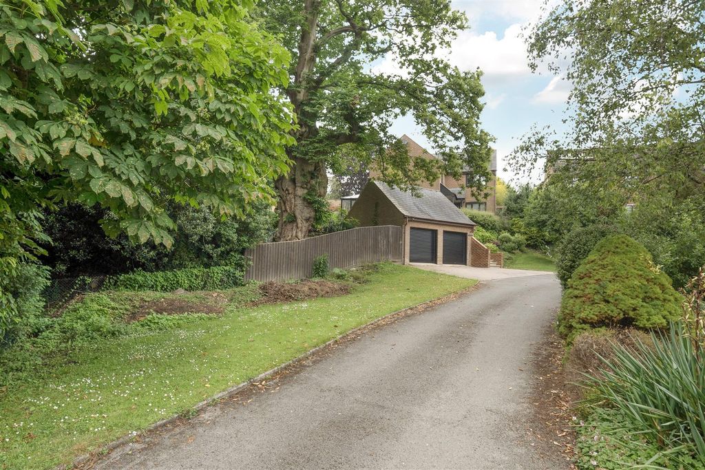 Property photo 2 of 22 1305374-18-6846d9c04Aebe.Jpg