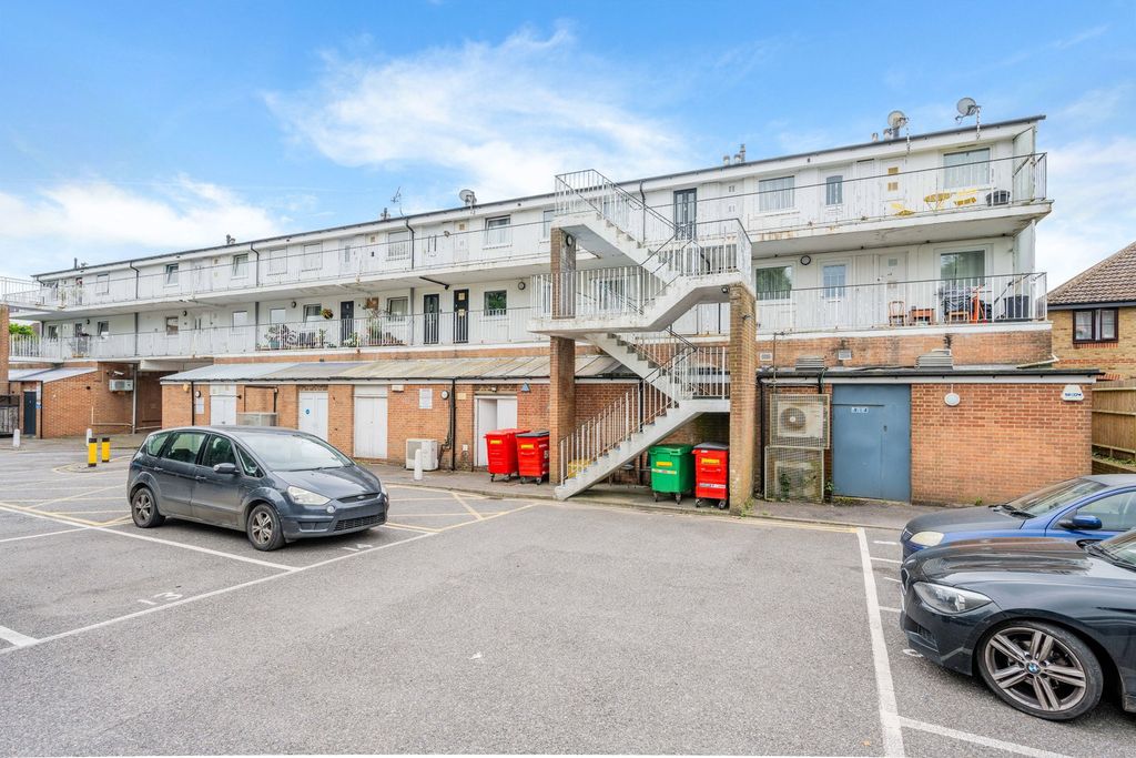 Additional image 12 of 3 bed flat for saleHigh Street, Lingfield RH7