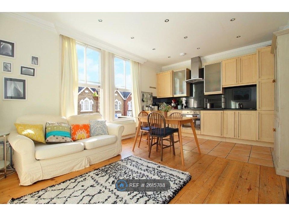 Property photo 2 of 8 Living Room / Kitchen