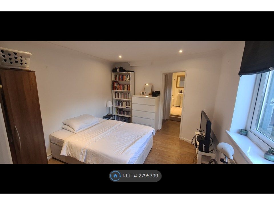 Property photo 1 of 8 Bedroom Now Has New Flooring & Radiator