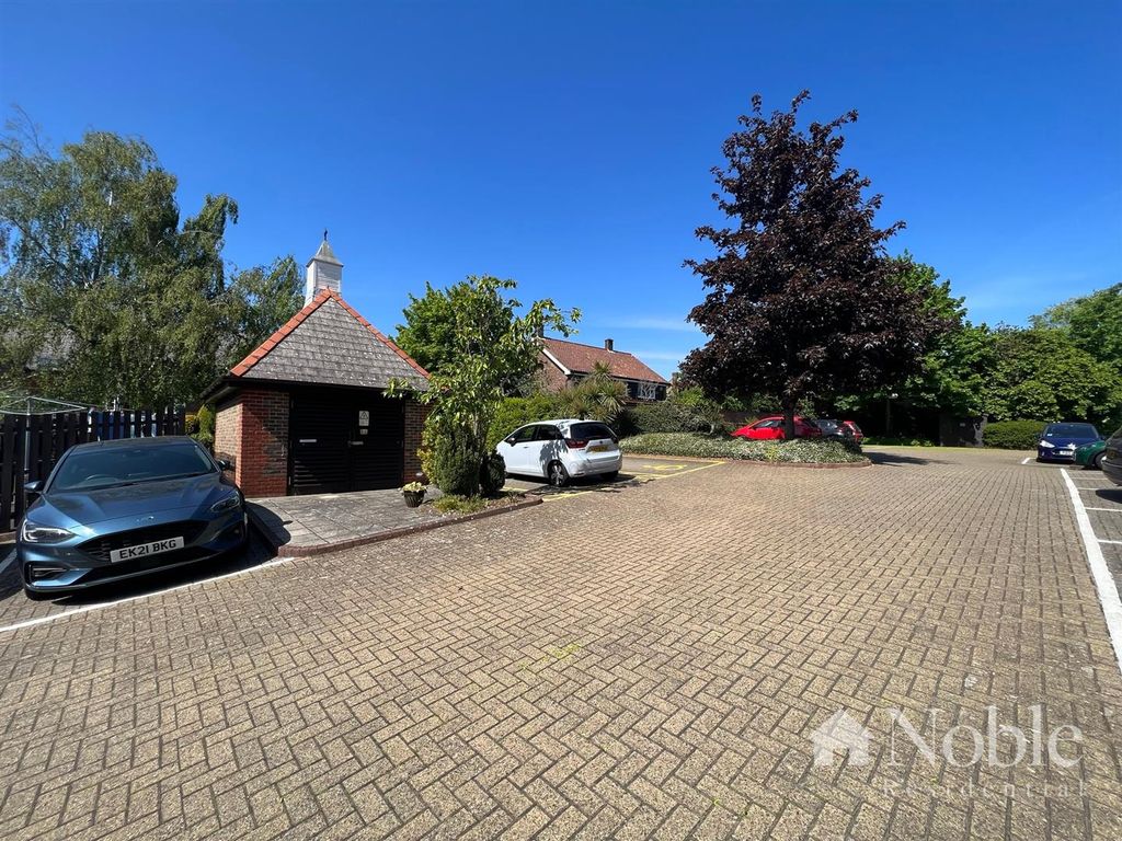 Property photo 3 of 10 Parking