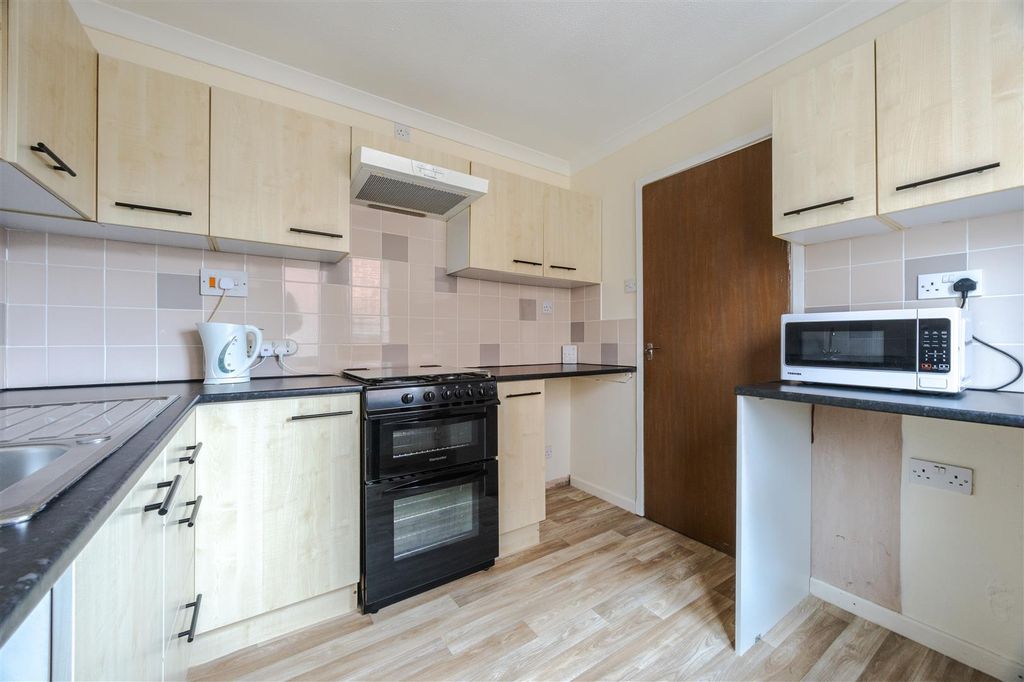 Property photo 2 of 8 Kitchen