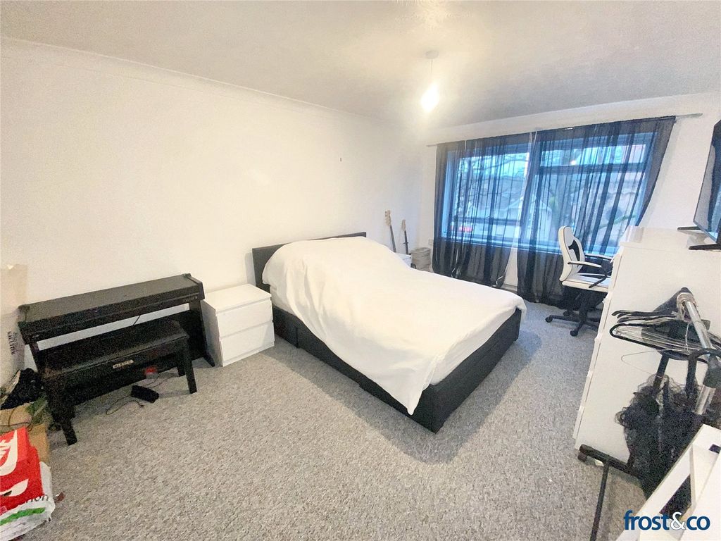 Property photo 3 of 8 Lounge/Bedroom