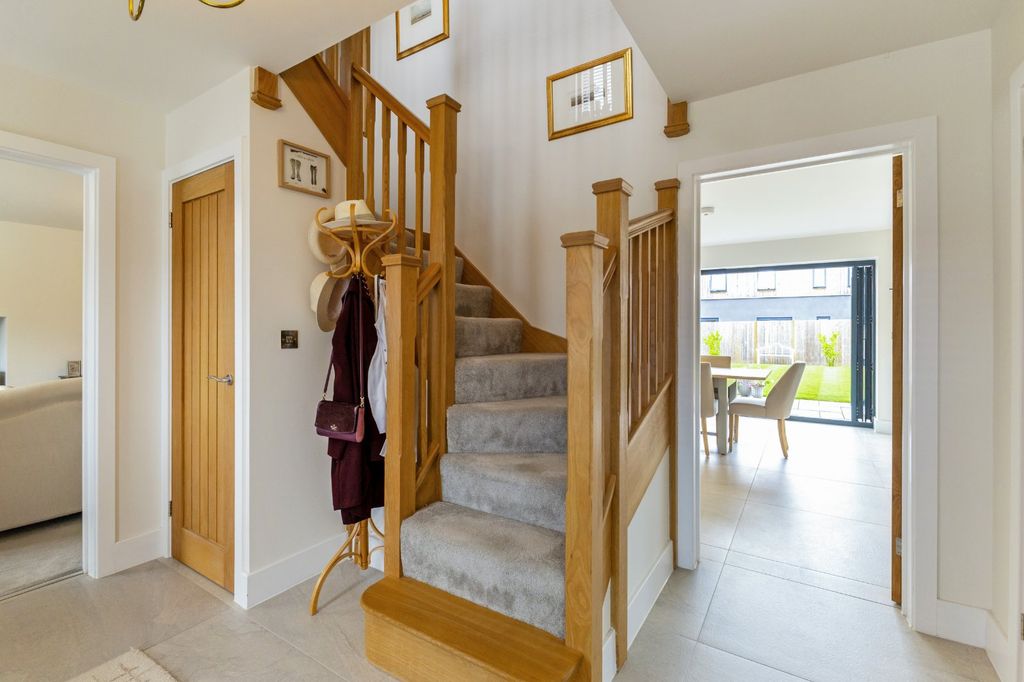 Property photo 2 of 19 Entrance Hall