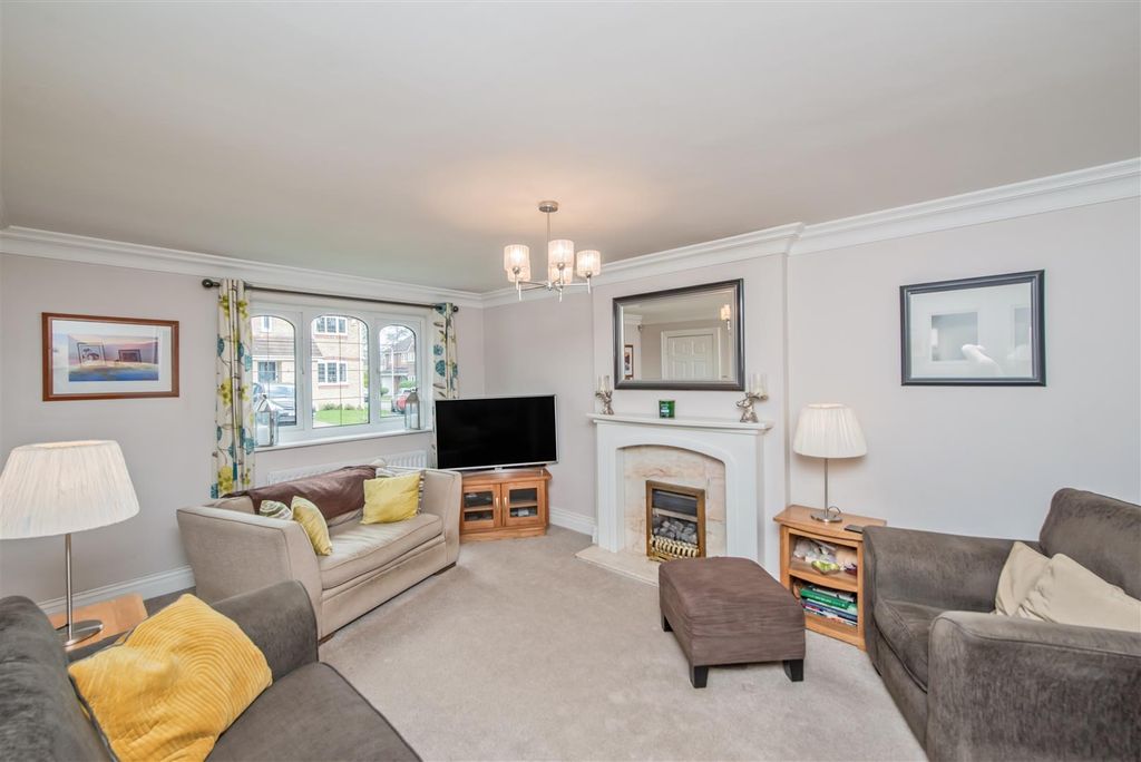 Property photo 2 of 31 Living Room:
