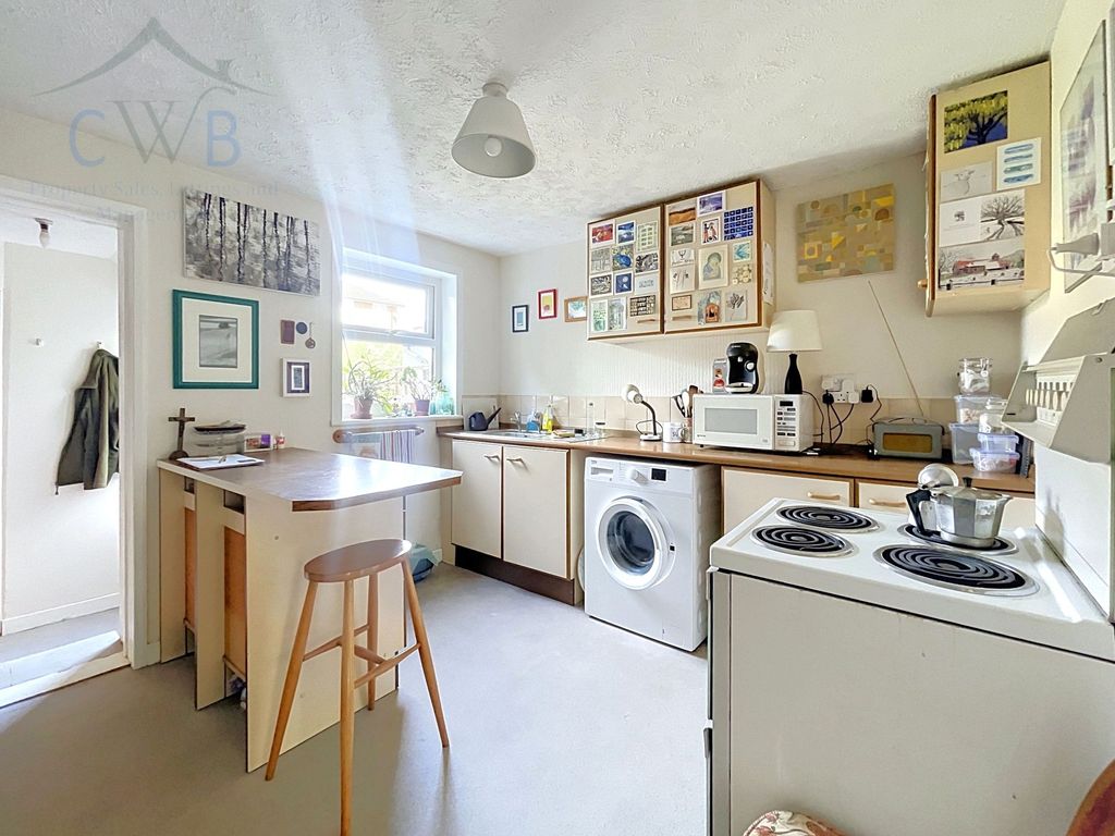 Property photo 3 of 14 Spacious Kitchen