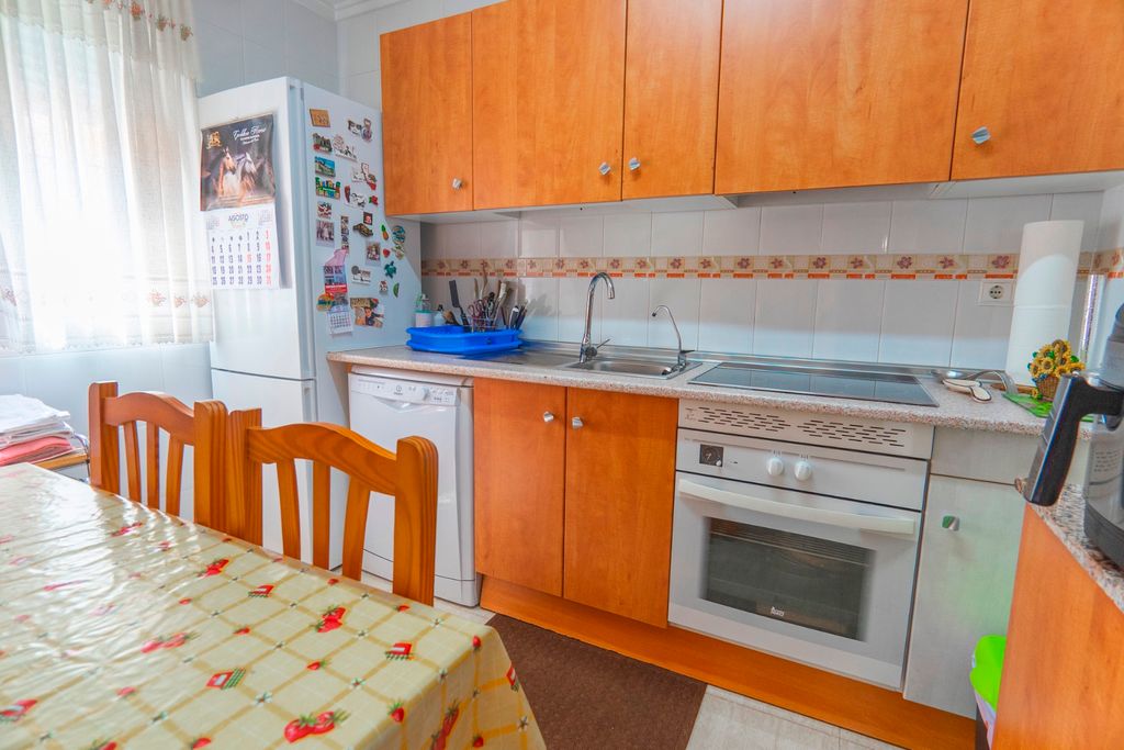 Property photo 2 of 32