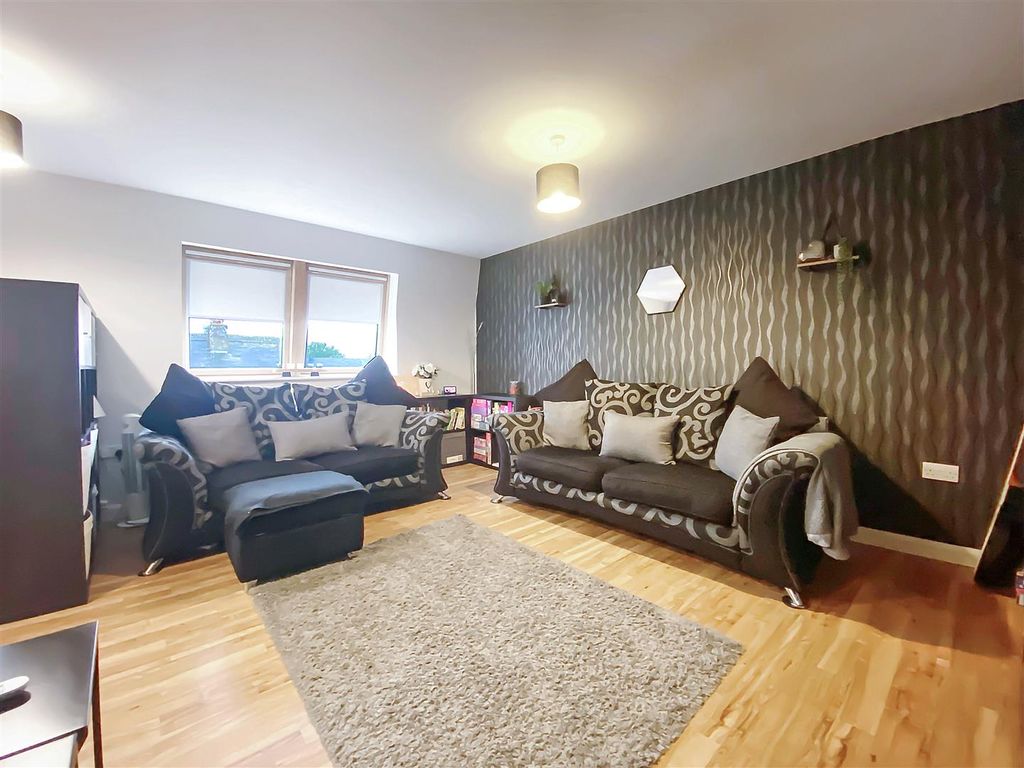 Property photo 2 of 11 Image00010.Jpg