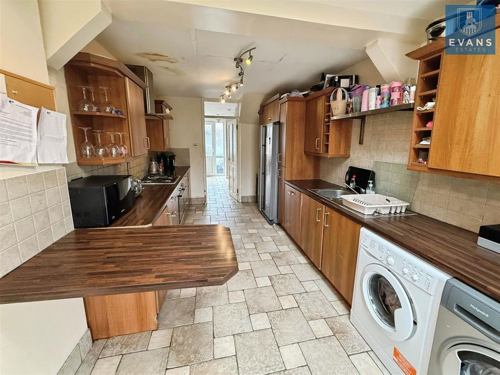 Property photo 3 of 11 Kitchen