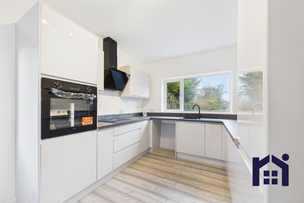 Property photo 2 of 27 Modern Kitchen