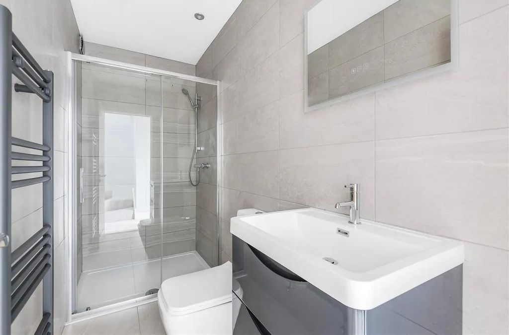 Property photo 2 of 6 Bathroom